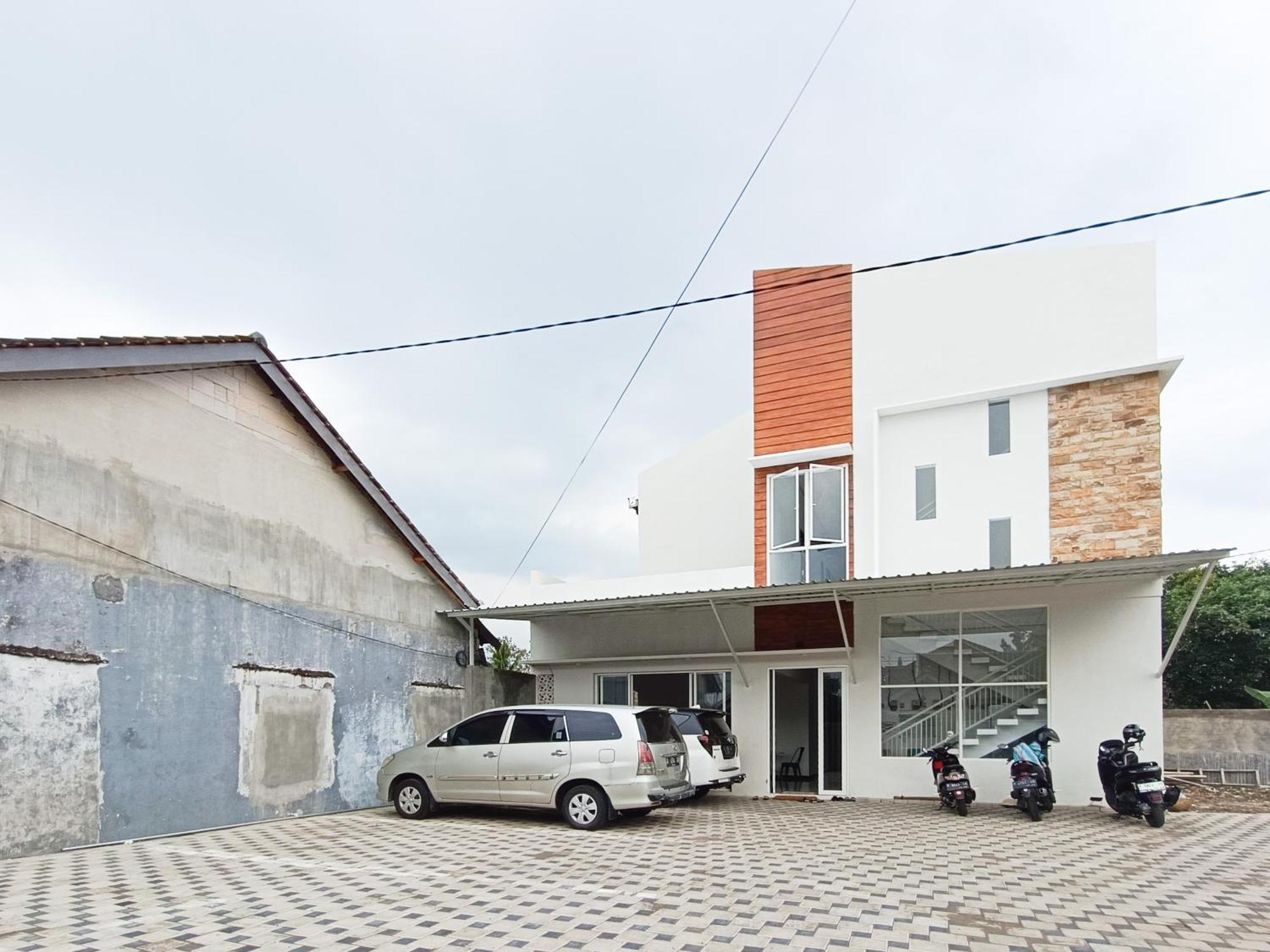 Happy Family Homestay Jember Mitra Reddoorz Εξωτερικό φωτογραφία