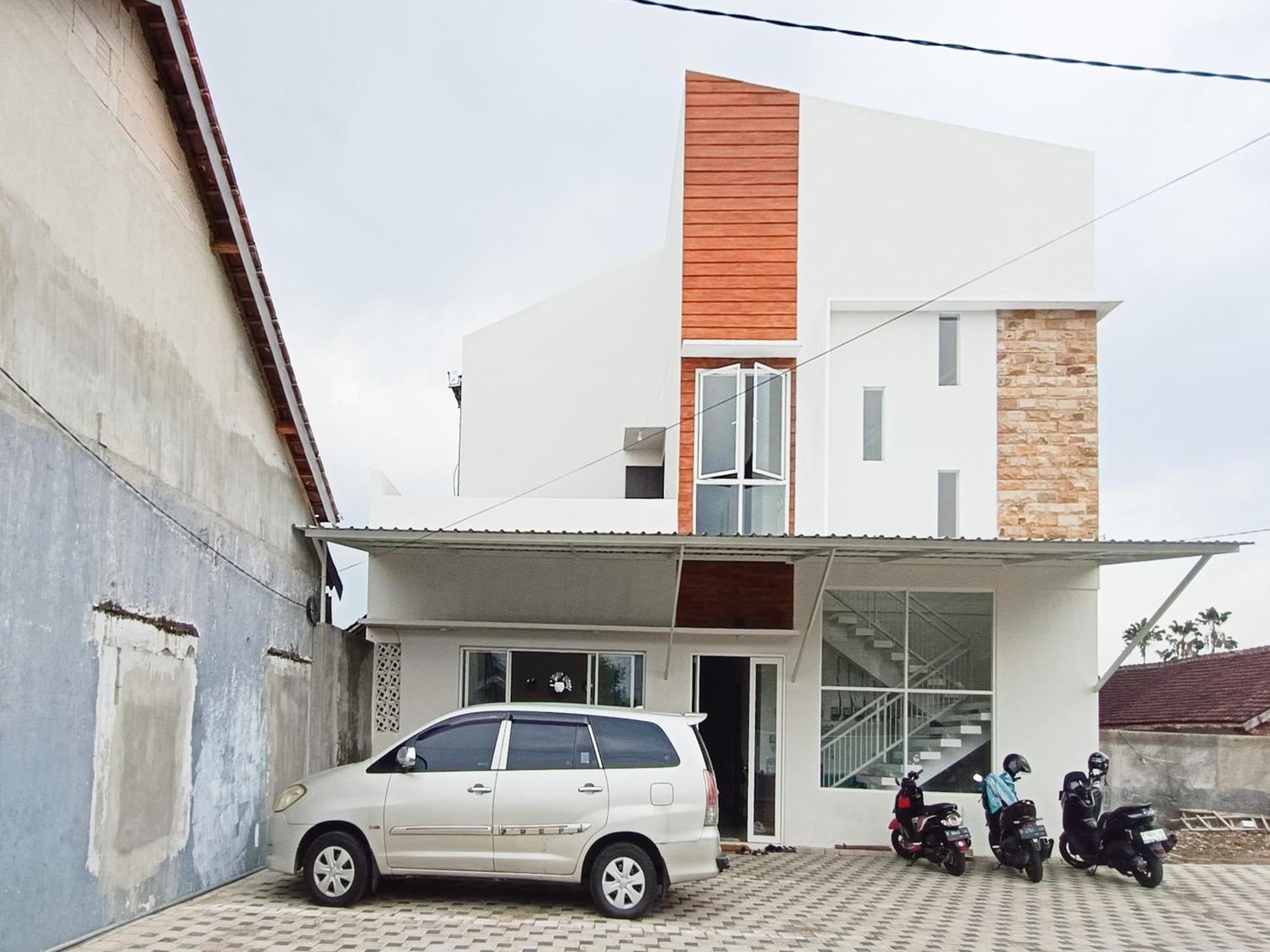 Happy Family Homestay Jember Mitra Reddoorz Εξωτερικό φωτογραφία